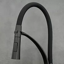 Siyah renkli paslanmaz çelik mutfak musluğu, 360 derece dönebilen çıkış ucu, yükseklik 43 cm, çıkış ucu uzunluğu 17 cm