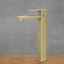 Minimalistinen ruostumattomasta teräksestä valmistettu hana mattassa antiikkimessingin värissä, korkeus 30,5 cm, juoksuputken pituus 14 cm