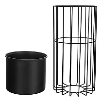 Metal entworf Blummendëppe aus schwaarze Stahlstäbchen a Plastikkuerf schwaarz Faarf Breet 20 cm, Héicht 42 cm