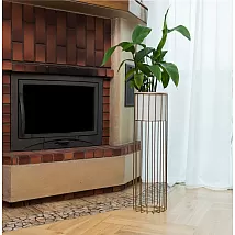Tērauda puķu statīvs ar zelta krāsas stieņiem un baltu stādāmo podiņu augstums 70 cm, platums 20 cm