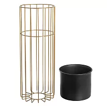 Macetero de diseño metálico formado por varillas color dorado y cubo color negro, ancho 20 cm alto 55 cm