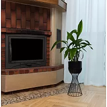 Niedriger Blumenständer aus Stahl, bestehend aus gebogenen schwarzen Stahlstäben und schwarzem Korb aus Kunststoff, Höhe 46 cm, Breite 20 cm