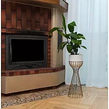 Vaso da fiori dal design in metallo realizzato con tondini di acciaio colore dorato e cestino in plastica colore bianco, larghezza 20 cm, altezza 55 cm