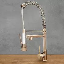 Zwee Auslaaf Kichenkran aus Messing a Rosegold, industrielle Look, rotéierend Auslaaf mat konstantem Flow an erauszéien Auslaaf mat Duschstrahl, Gesamthéicht 54 cm