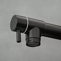 Küchenarmatur im Industriestil aus Messing mit um 360 Grad drehbarem Auslauf, Höhe 52 cm, Auslauflänge 20 cm, Farbe Schwarz, matt