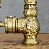 Høy kran i vintage stil laget av messing med relieffmønstre, i antikk messingfarge, høyde 31 cm, lengden på tuten 16 cm