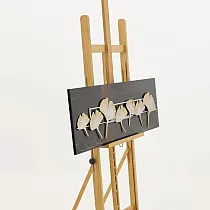 Decoración de pared de metal 3D, arte de pared, Delicadas flores de metal sobre un fondo oscuro en contraste, orientación horizontal, dimensiones 115x35 cm