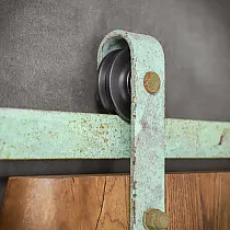 Loft-tyylinen vanhan näköinen liukuovikiskojärjestelmä vihreällä ruosteella yksilehtisille oville 130 kg asti, kokonaispituus 2 m
