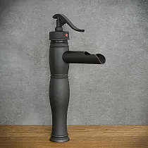 Industrijska enošolna pipa iz medenine, črne barve, višina 32 cm, dolžina izliva 10,5 cm