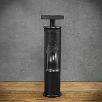 Grifo monomando de estilo industrial fabricado en latón, color negro, altura 20 cm, longitud del caño 13,5 cm