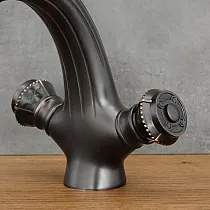 Black brass industrial-style sink faucet, with a height of 16cm and a spout length of 15cm.