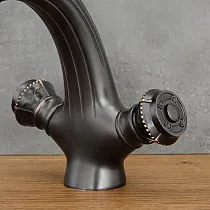 Čierna mosadzná drezová batéria v industriálnom štýle, s výškou 16 cm a dĺžkou výtoku 10 cm.