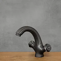 Schwaarz Messing Industrie-Stil Spullkran, mat enger Héicht vun 16cm an enger Auslaaflängt vun 10cm.