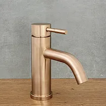 Pipa v retro stilu iz nerjavečega jekla v rožnato zlati barvi, brušena, polirana, višina 17 cm, dolžina izliva 9,5 cm