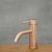 Pipa v retro stilu iz nerjavečega jekla v rožnato zlati barvi, brušena, polirana, višina 17 cm, dolžina izliva 9,5 cm