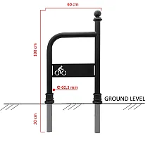 Suport pentru biciclete galvanizat si vopsit in negru, stil retro 100x60 cm cu elemente decorative din fonta si sigla bicicletei, instalatie in pamant din beton