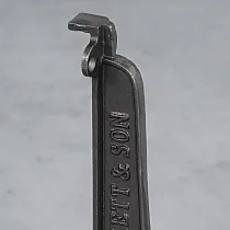 Dekorativ Stahl-Regalhalter mat Gravur, Längt 23 cm, Aarmlängt 15 cm, Set vun zwee Stéck.
