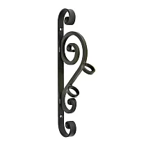 Elegants karoga turētājs no masīva tērauda stieņa ar karsti kaltiem dekoratīviem galiem, matēti melnā krāsā, augstums 36 cm