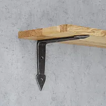 Stålhyllestøttebrakett Pil, mål 19,5x15cm, sett med 2 stk.