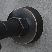 Nástenná batéria z mosadze, čierna farba, s výtokom zdvihnutým pod uhlom 115 stupňov, výška 19 cm