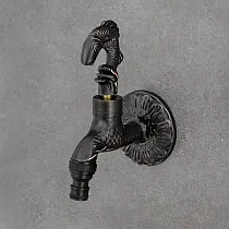 Starožitný mosazný hadicový kohoutek s rybí rukojetí, černý, výška 15 cm, délka výtoku 10 cm