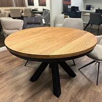 Tavolo da pranzo rotondo estensibile con piano in legno massello e gambe nere, diametro 100 cm o 120 cm, lunghezza massima 176 cm o 196 cm