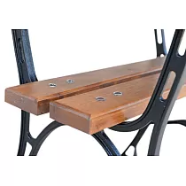 Trädgårdsmöbler i gjutjärn med impregnerade albrädor, ett bord med en diameter på 100 cm och 4 stolar med rygg och armstöd