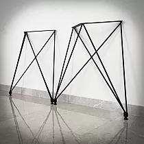 Flott ausgesinn Metalldëschbeen aus Stol, Dimensiounen 75x72cm, 2 Been abegraff