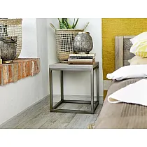 Table de chevet, plateau en bois de pin, structure en métal, hauteur 39,5 cm, largeur et profondeur 37 cm, lot de 2 pièces