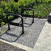 Vëlosstativ, galvaniséiert a schwaarz gemoolt, Retro-Stil, Héicht 80 cm, Längt 80 cm, mat Gossdekoratiounselementer a Vëlologo, konkret an de Buedem