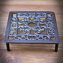 Kuhinjsko okrasno litoželezno stojalo za vroče lonce kvadratne oblike z nogicami dimenzij 17,5 x 17,5 x 4,5 cm