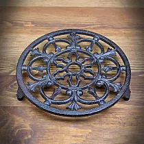 Kuhinjski okrasni litoželezni pladenj za tople posode okrogle oblike dimenzij 20 x 2,5 cm